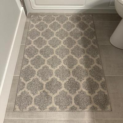 SILVER/GRAY SHOWER CURTAIN AND RUGS