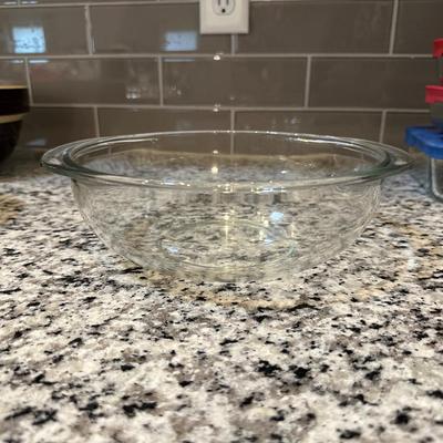 CASSEROLES WITH LIDS AND MIXING BOWLS