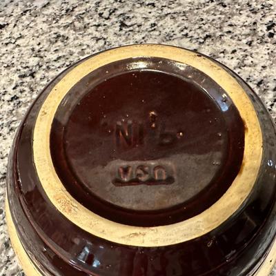 CASSEROLES WITH LIDS AND MIXING BOWLS