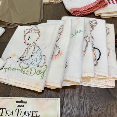 TEA TOWLS AND OVEN MITS