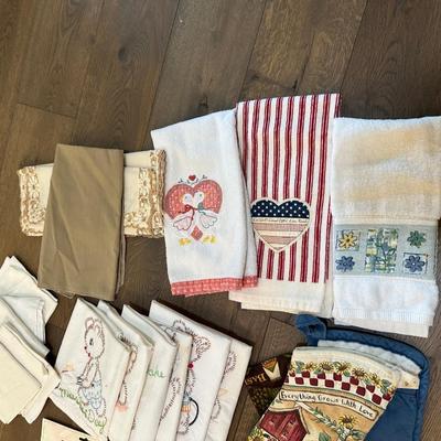 TEA TOWLS AND OVEN MITS