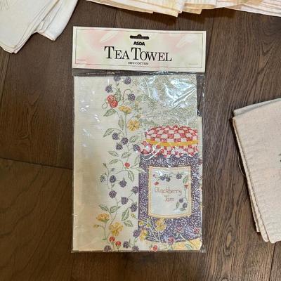 TEA TOWLS AND OVEN MITS