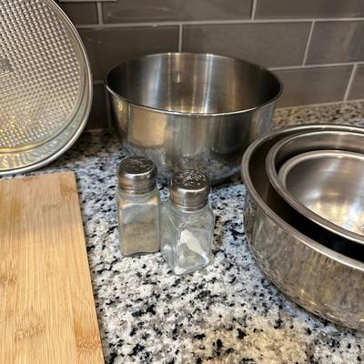 SPRING FORM PAN, BUNDT PAN, MIXING BOWLS AND PIE PLATE