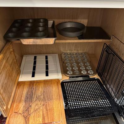 ROASTER, COOLING RACKS AND OTHER BAKING PANS AND CUTTING BOARD