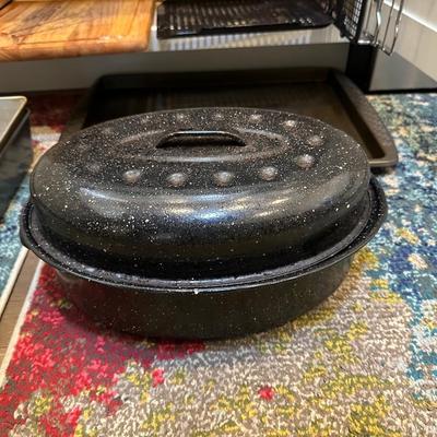 ROASTER, COOLING RACKS AND OTHER BAKING PANS AND CUTTING BOARD