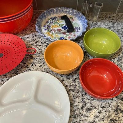 ASSORTED BOWLS, PLATES AND BAKING ITEMS