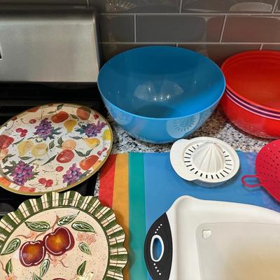 ASSORTED BOWLS, PLATES AND BAKING ITEMS