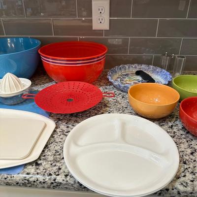 ASSORTED BOWLS, PLATES AND BAKING ITEMS