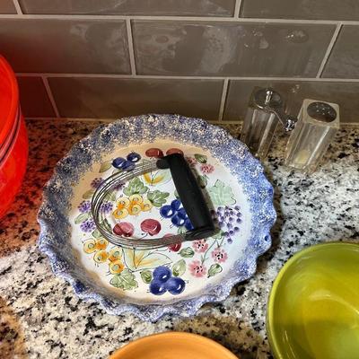 ASSORTED BOWLS, PLATES AND BAKING ITEMS