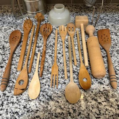 COLLENDER, SIFTER AND WOODEN SPOONS