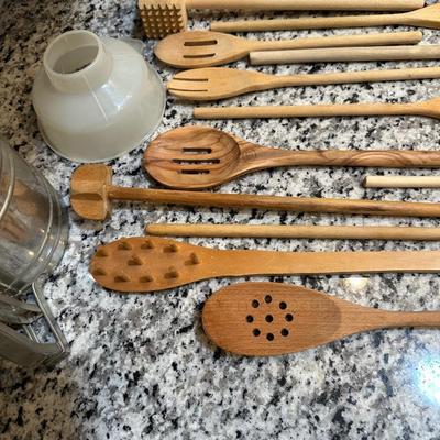 COLLENDER, SIFTER AND WOODEN SPOONS