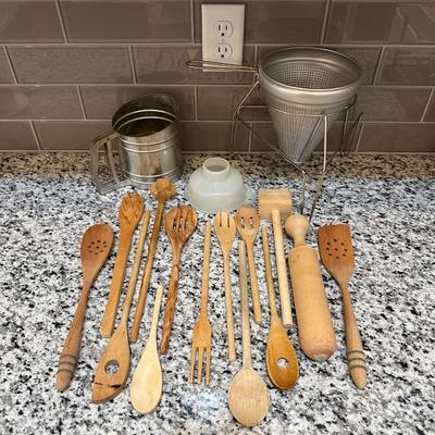 COLLENDER, SIFTER AND WOODEN SPOONS