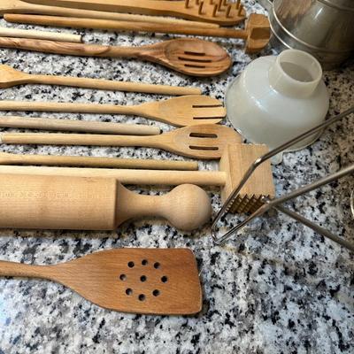 COLLENDER, SIFTER AND WOODEN SPOONS