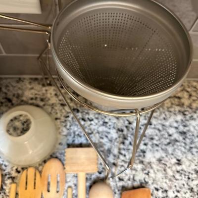 COLLENDER, SIFTER AND WOODEN SPOONS