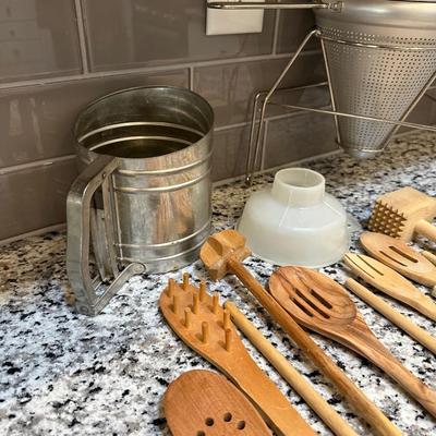 COLLENDER, SIFTER AND WOODEN SPOONS