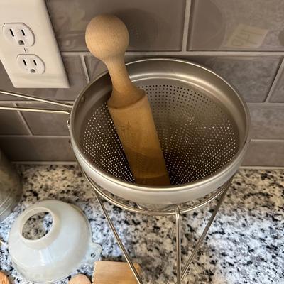 COLLENDER, SIFTER AND WOODEN SPOONS