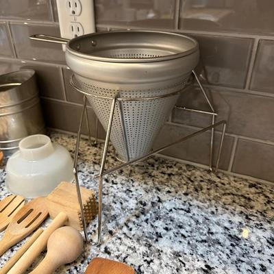 COLLENDER, SIFTER AND WOODEN SPOONS