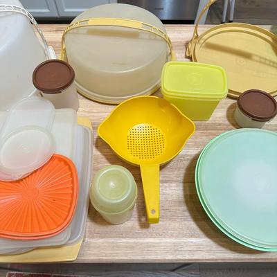 LARGE LOT OF TUPPERWARE