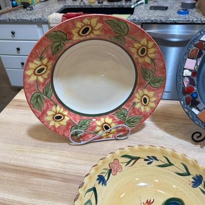 PLATES, SERVING BOWLS AND PIE PLATE