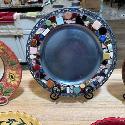 PLATES, SERVING BOWLS AND PIE PLATE
