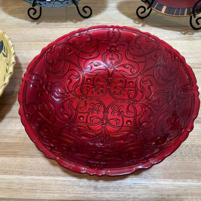 PLATES, SERVING BOWLS AND PIE PLATE