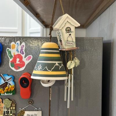 FRIDGE MAGNETS AND SMALL WINDCHIMES