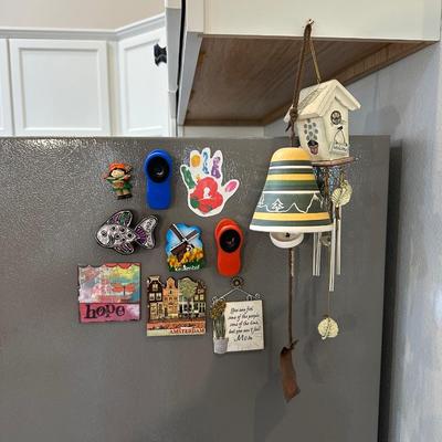 FRIDGE MAGNETS AND SMALL WINDCHIMES