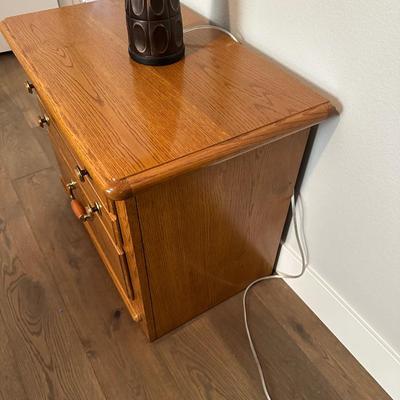 THOMASVILLE NIGHT STAND AND LAMP