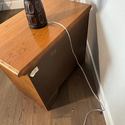 THOMASVILLE NIGHT STAND AND LAMP