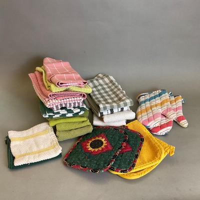 K876 Lot of Dishtowels and Oven Mits