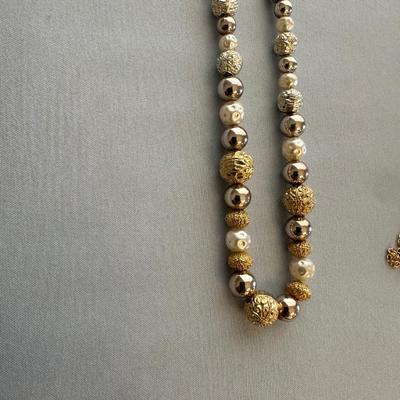 VARIETY OF COSTUME JEWELRY NECKLACES