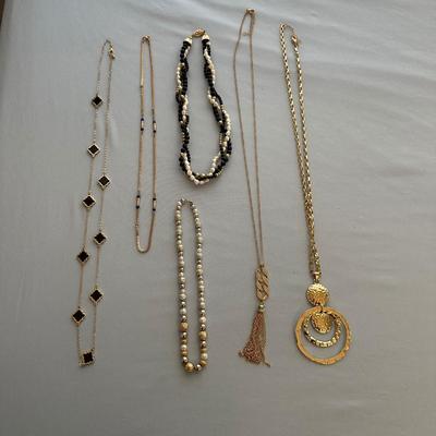 VARIETY OF COSTUME JEWELRY NECKLACES