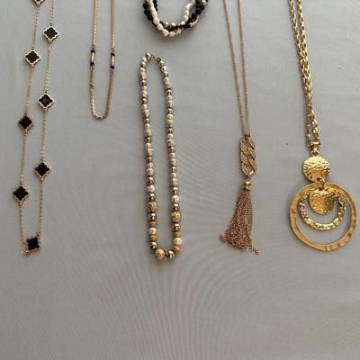 VARIETY OF COSTUME JEWELRY NECKLACES