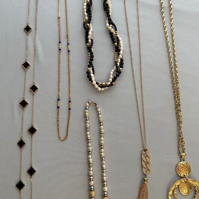 VARIETY OF COSTUME JEWELRY NECKLACES