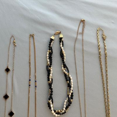 VARIETY OF COSTUME JEWELRY NECKLACES
