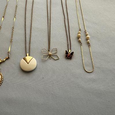 CHAIN NECKLACES WITH PENDANTS