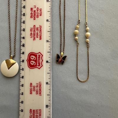 CHAIN NECKLACES WITH PENDANTS