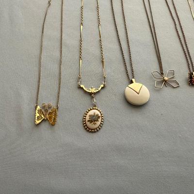 CHAIN NECKLACES WITH PENDANTS