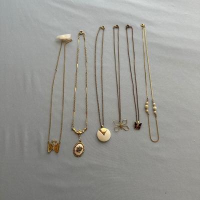 CHAIN NECKLACES WITH PENDANTS