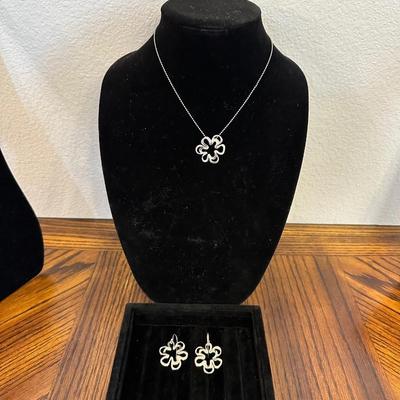 STERLING SILVER NECKLACE AND EARRINGS 11.22g