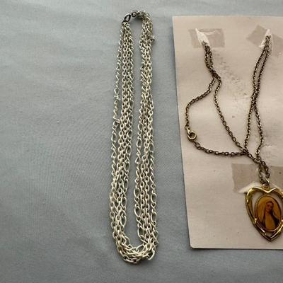 5 COSTUME JEWELRY NECKLACES