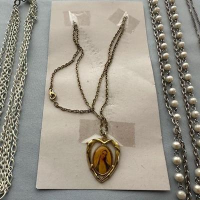 5 COSTUME JEWELRY NECKLACES