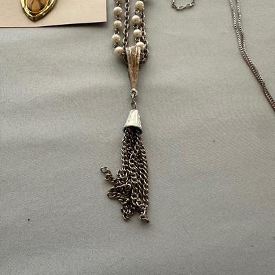 5 COSTUME JEWELRY NECKLACES