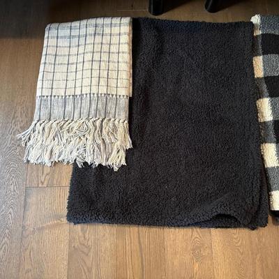 WARM BED THROWS
