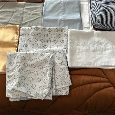 BED LINENS, SHEETS AND PILLOW CASES