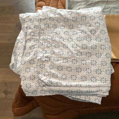 BED LINENS, SHEETS AND PILLOW CASES