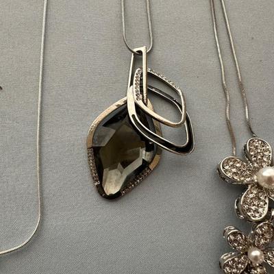 4 COSTUME JEWELRY NECKLACES