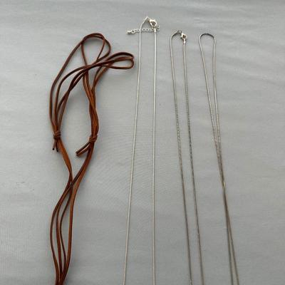 4 COSTUME JEWELRY NECKLACES