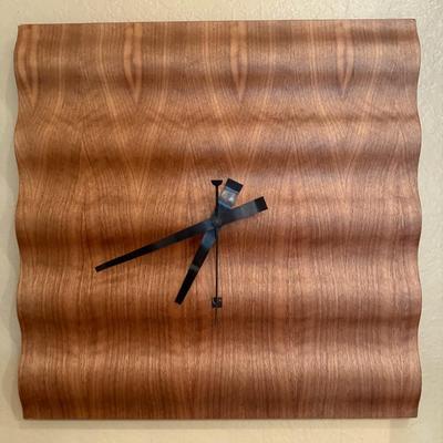 Sale Photo Thumbnail #218: Bent Wood Walnut Clock by Umbra. Dimensions 20" x 20".
Made of solid walnut, it has black metal hands, a second hand and runs on A batterie.
