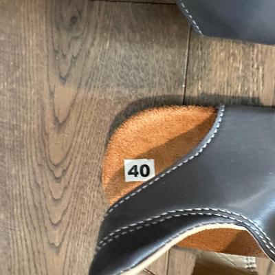 SIZE 8 LADIES SANDLES